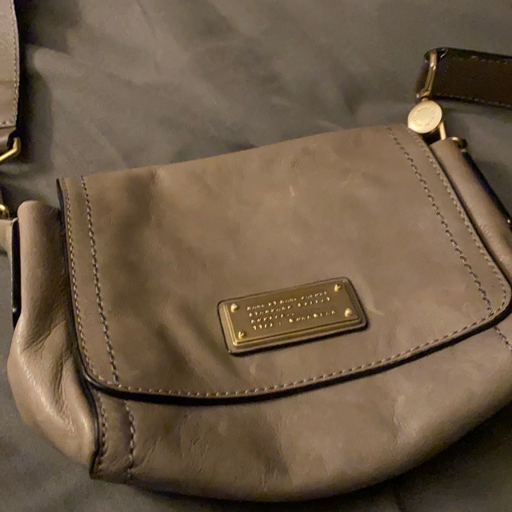 Marc Jacobs gray leather purse in good condition